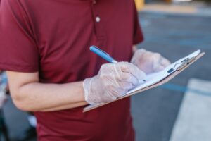 Un homme coche une checklist