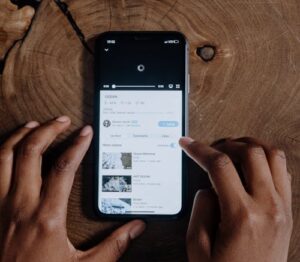 chargement-video Téléphone avec un vidéo en chargement
