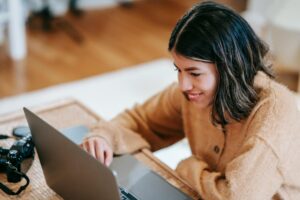 femme-sourire-ordinateur