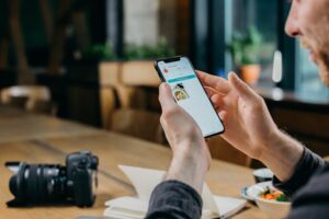 mobile-app-men Utilisateur d'une application mobile