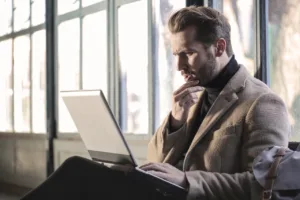 homme-pense Homme sur son ordinateur réfléchit