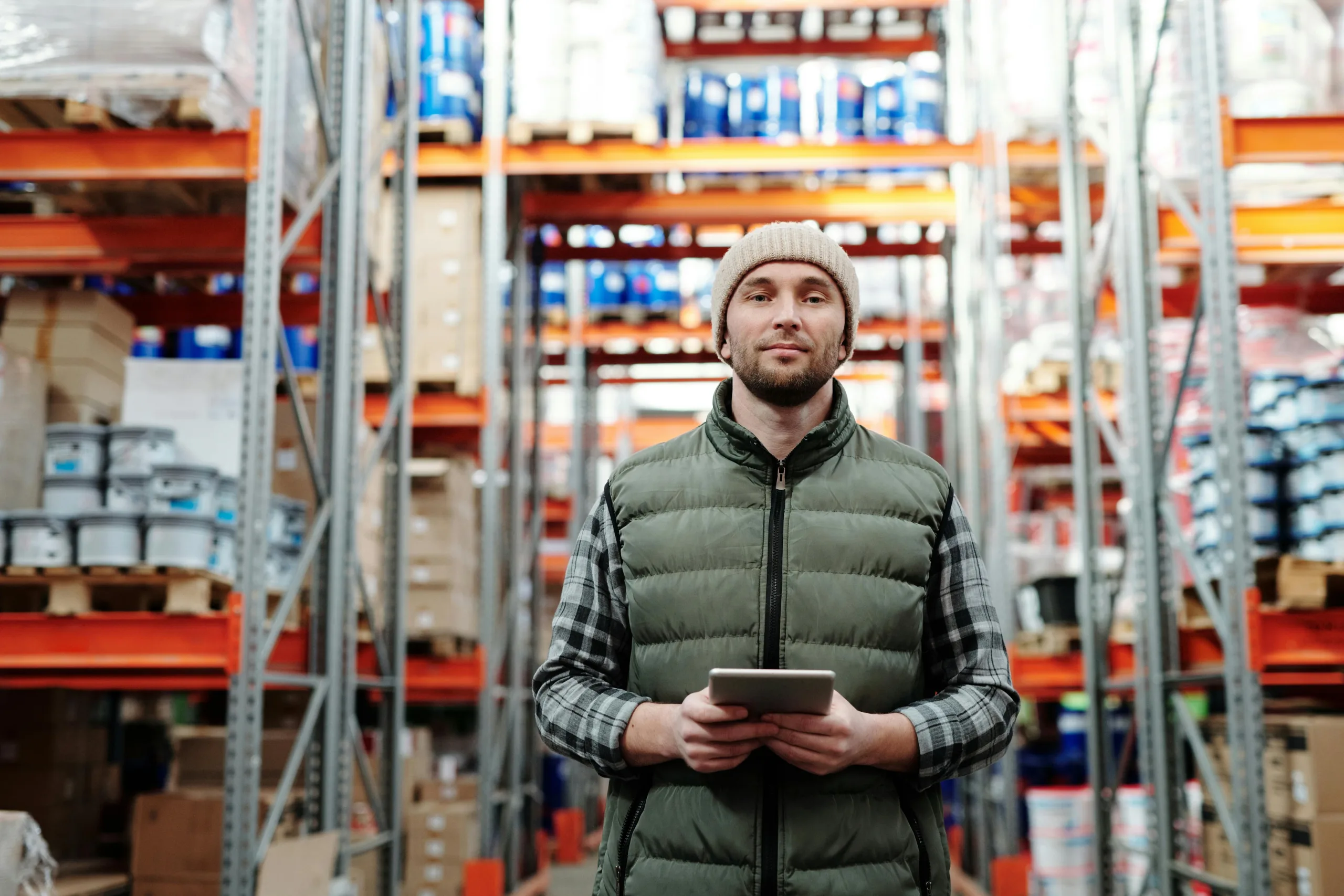 Employé dans un entrepôt tenant une tablette