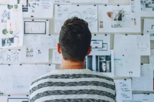 Ux designer devant un tableau de design