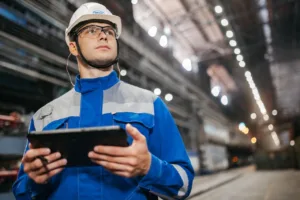 Employé sur un chantier utilisant une tablette