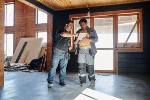 Des ouvriers sur une tablette à l'intérieur d'une maison en chantier